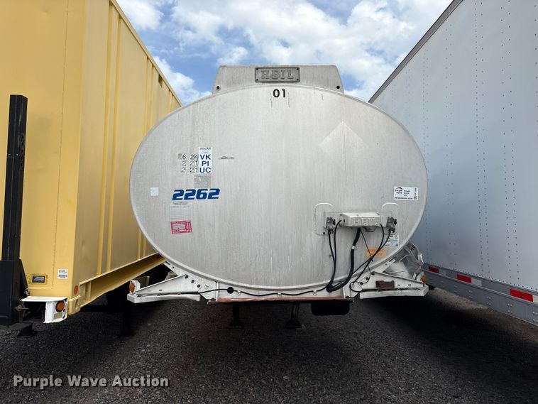 image for item EF1299 1986 Heil fuel trailer