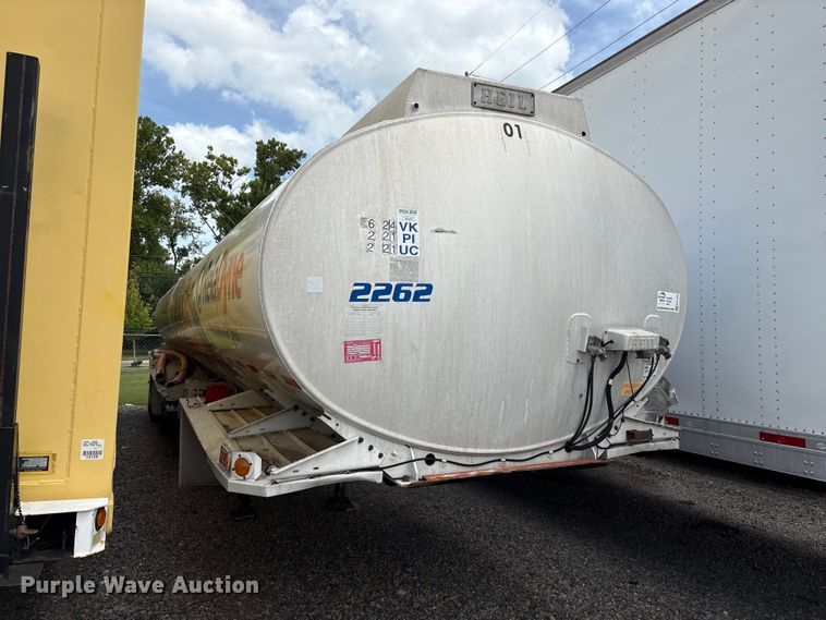 image for item EF1299 1986 Heil fuel trailer