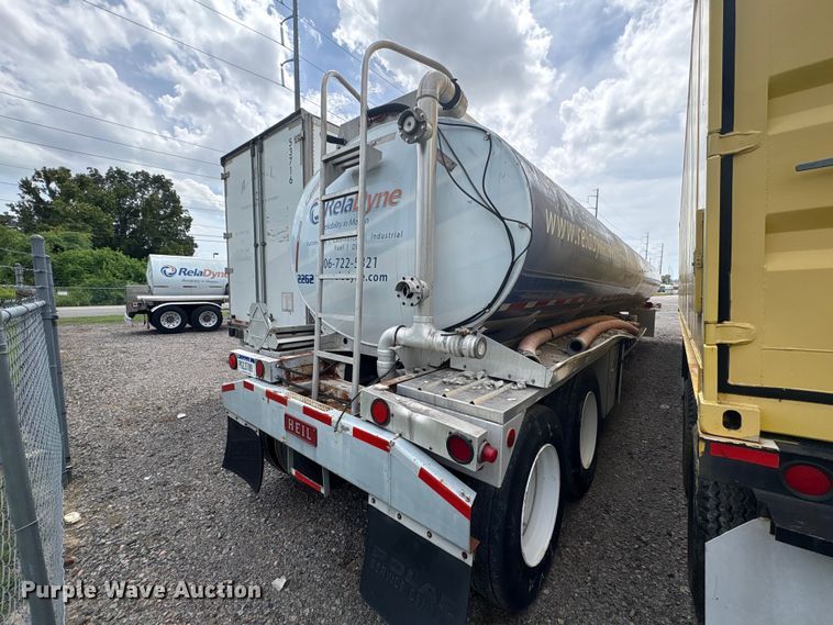 image for item EF1299 1986 Heil fuel trailer