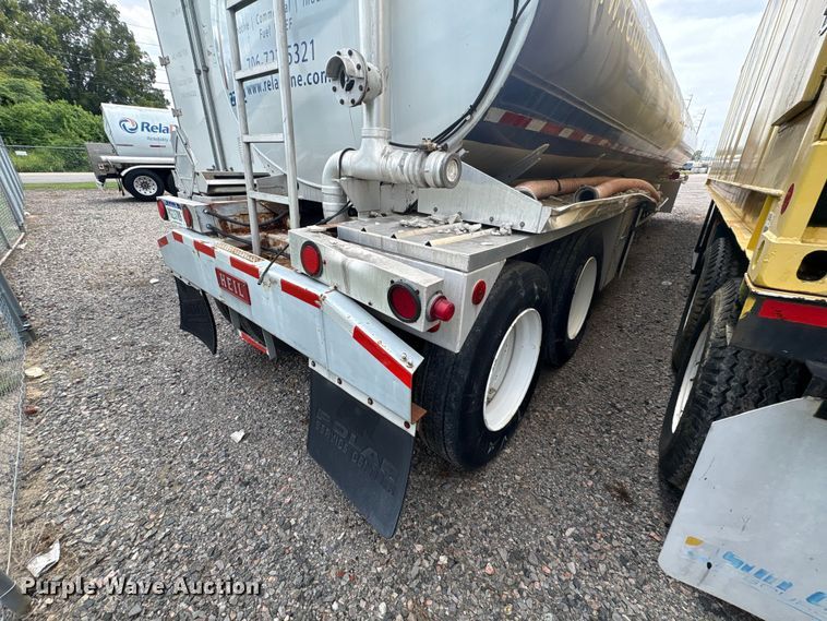 image for item EF1299 1986 Heil fuel trailer