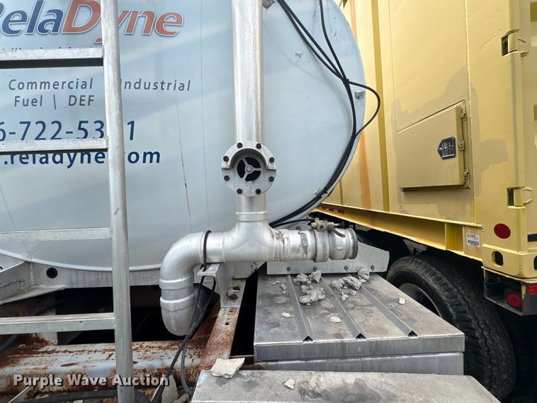 image for item EF1299 1986 Heil fuel trailer