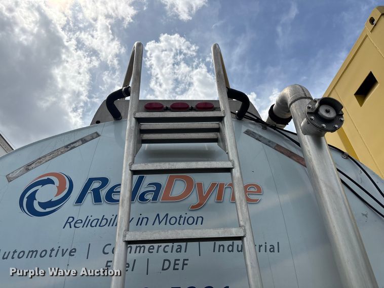 image for item EF1299 1986 Heil fuel trailer