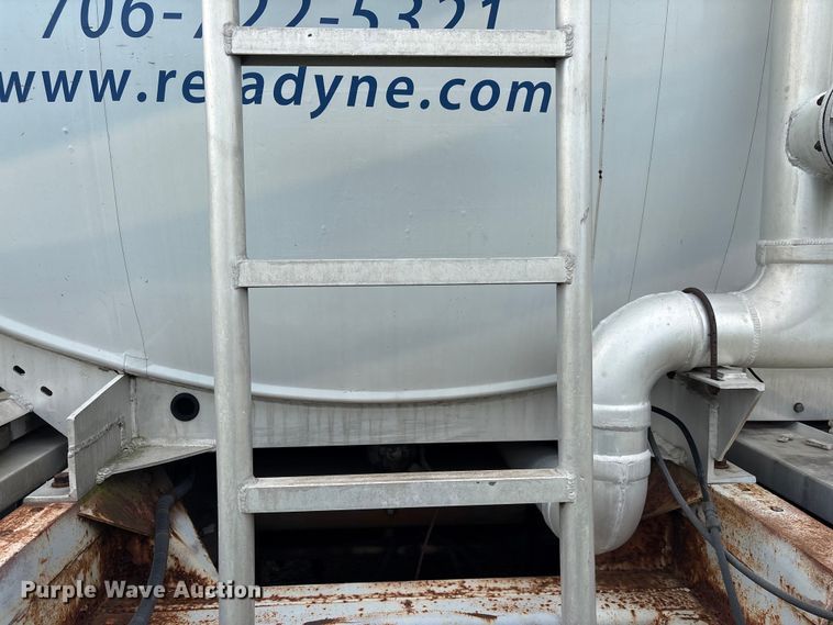 image for item EF1299 1986 Heil fuel trailer