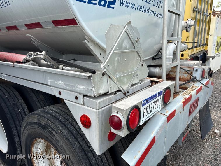 image for item EF1299 1986 Heil fuel trailer