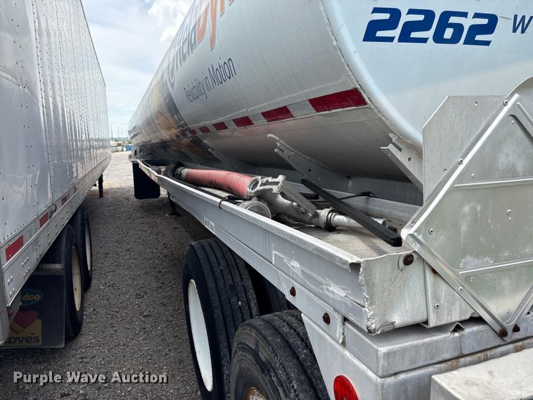 image for item EF1299 1986 Heil fuel trailer