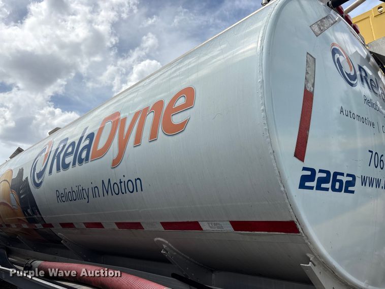 image for item EF1299 1986 Heil fuel trailer