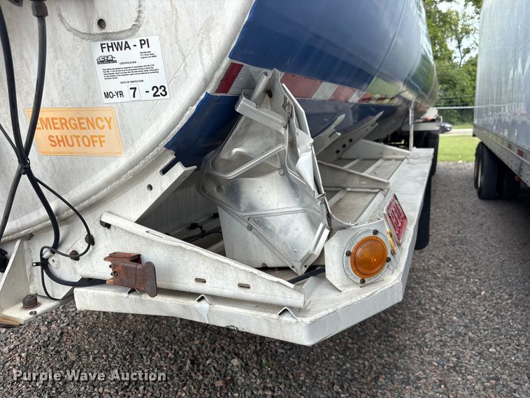 image for item EF1299 1986 Heil fuel trailer