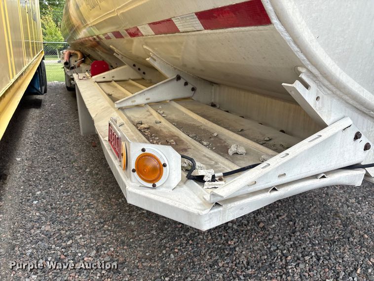 image for item EF1299 1986 Heil fuel trailer