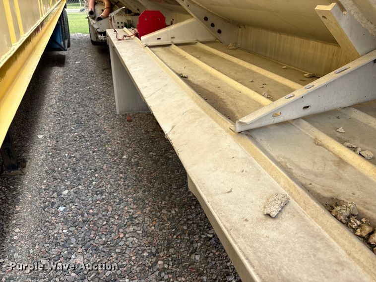 image for item EF1299 1986 Heil fuel trailer