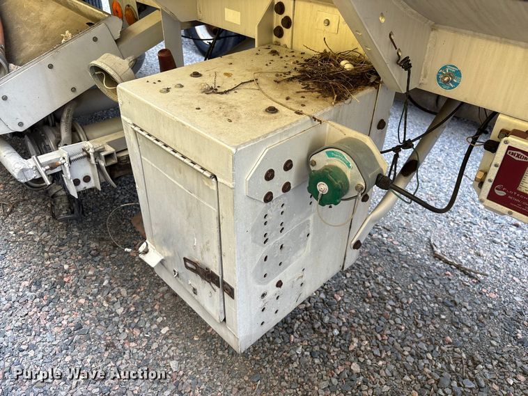 image for item EF1299 1986 Heil fuel trailer