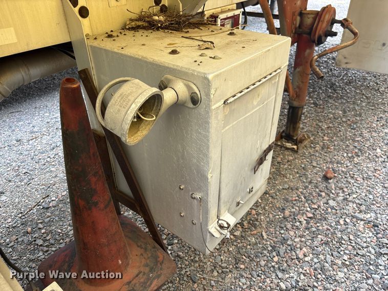 image for item EF1299 1986 Heil fuel trailer