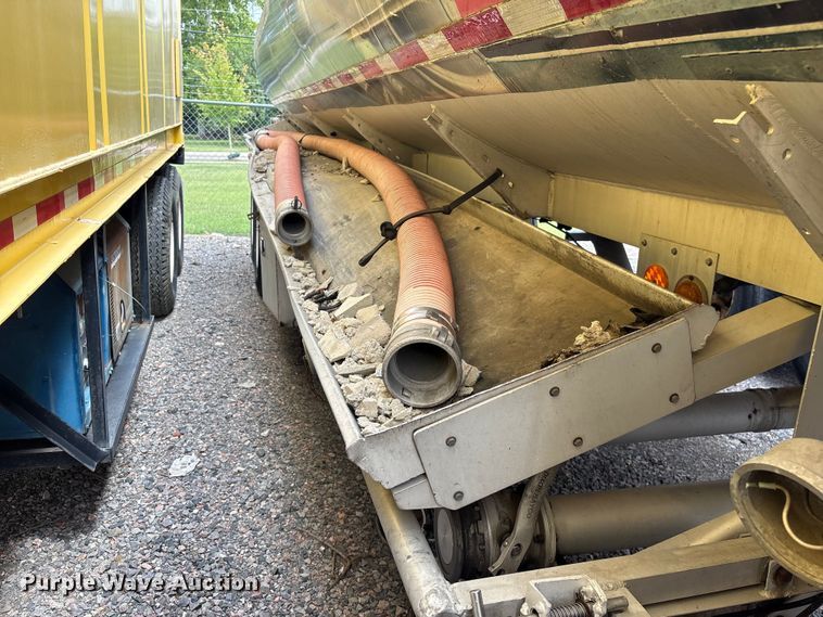 image for item EF1299 1986 Heil fuel trailer