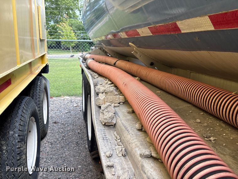 image for item EF1299 1986 Heil fuel trailer