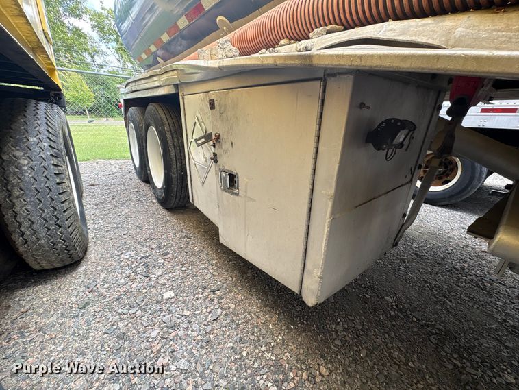 image for item EF1299 1986 Heil fuel trailer
