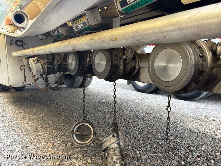 image for item EF1299 1986 Heil fuel trailer