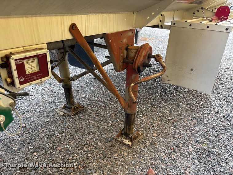 image for item EF1299 1986 Heil fuel trailer