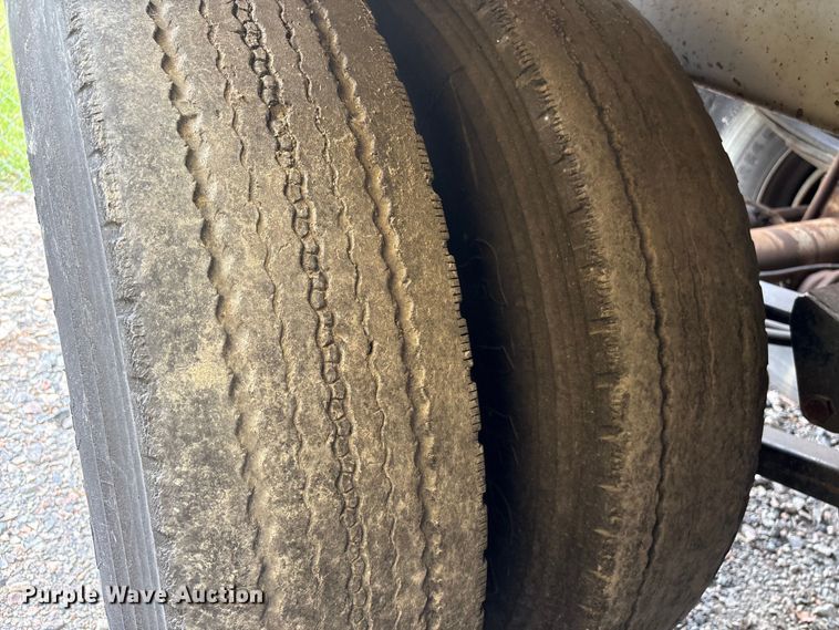 image for item EF1299 1986 Heil fuel trailer