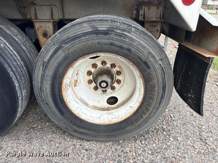 image for item EF1299 1986 Heil fuel trailer