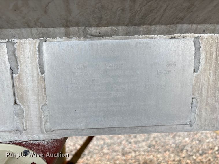 image for item EF1299 1986 Heil fuel trailer