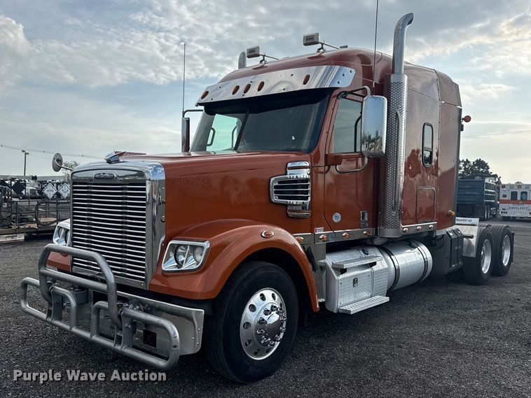 image for item EG8994 2019 Freightliner 122SD semi truck
