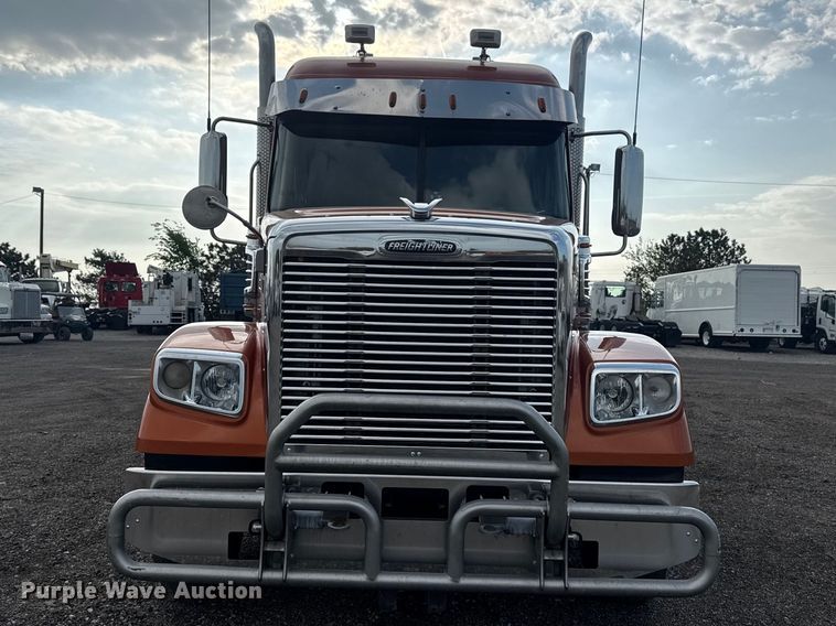 image for item EG8994 2019 Freightliner 122SD semi truck