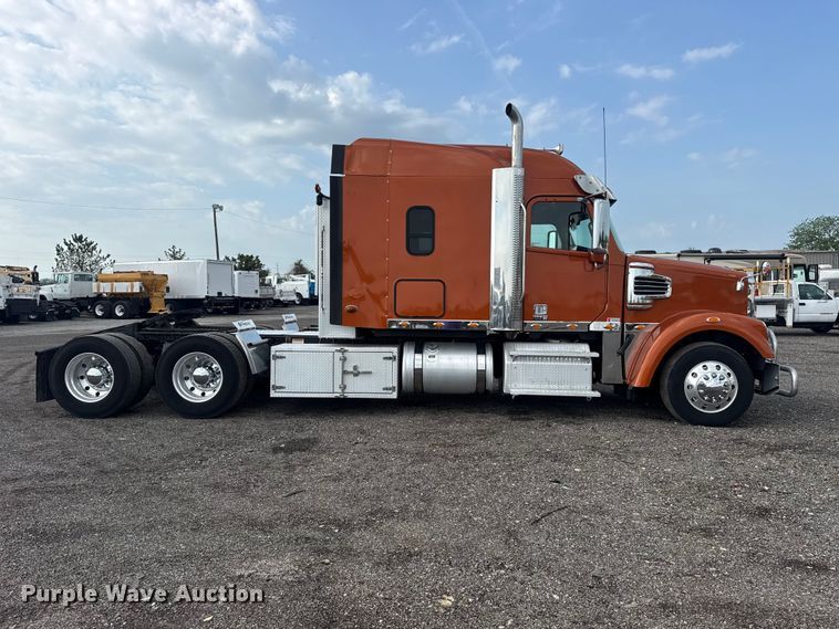 image for item EG8994 2019 Freightliner 122SD semi truck