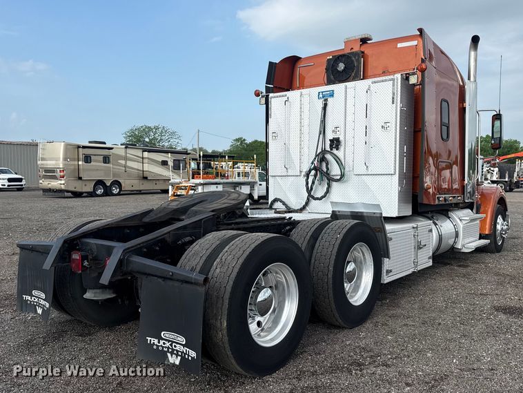 image for item EG8994 2019 Freightliner 122SD semi truck