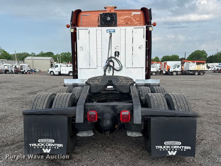 image for item EG8994 2019 Freightliner 122SD semi truck