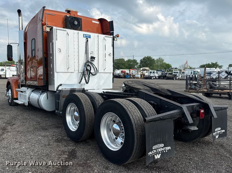 image for item EG8994 2019 Freightliner 122SD semi truck