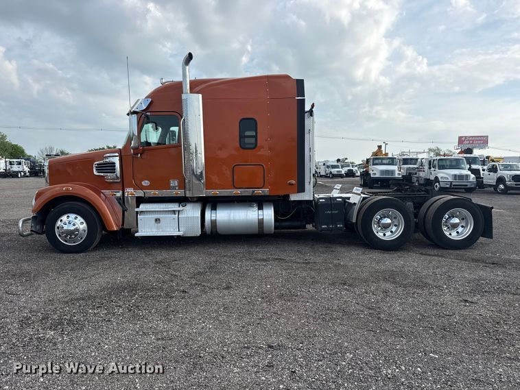 image for item EG8994 2019 Freightliner 122SD semi truck