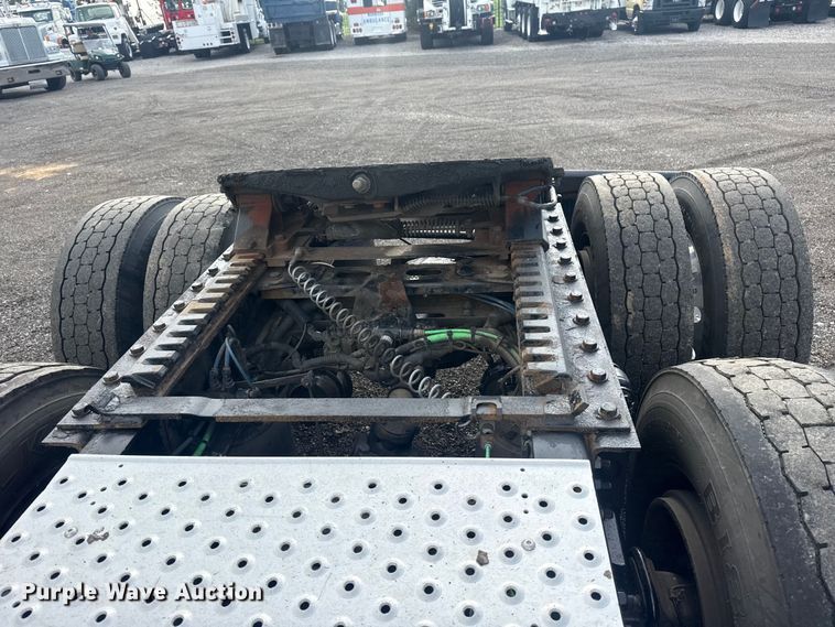 image for item EG8994 2019 Freightliner 122SD semi truck