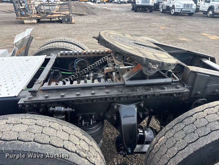 image for item EG8994 2019 Freightliner 122SD semi truck