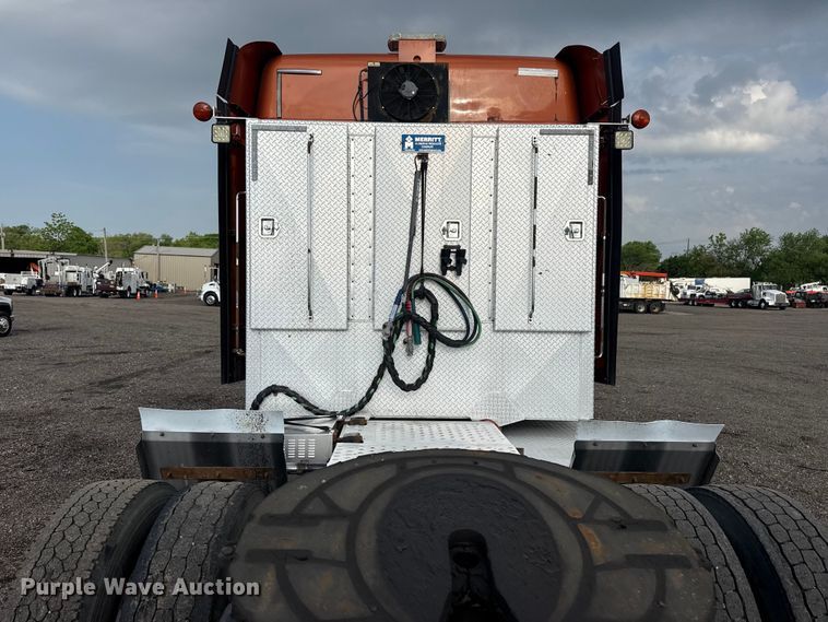 image for item EG8994 2019 Freightliner 122SD semi truck