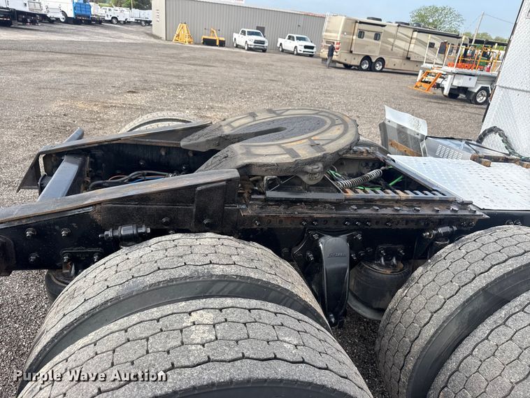 image for item EG8994 2019 Freightliner 122SD semi truck