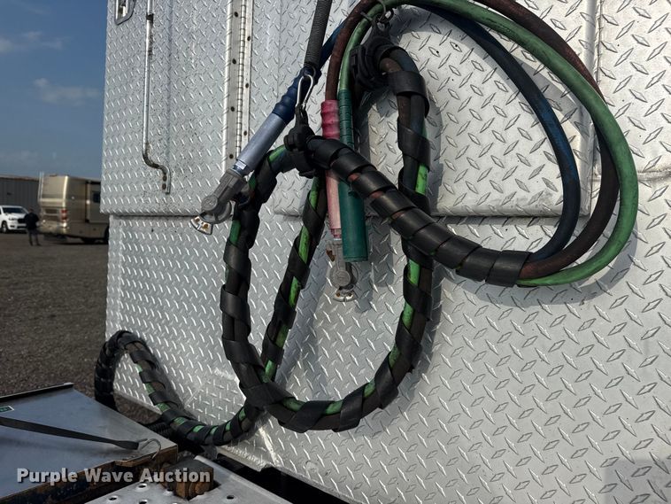 image for item EG8994 2019 Freightliner 122SD semi truck