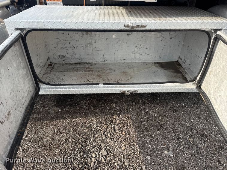 image for item EG8994 2019 Freightliner 122SD semi truck