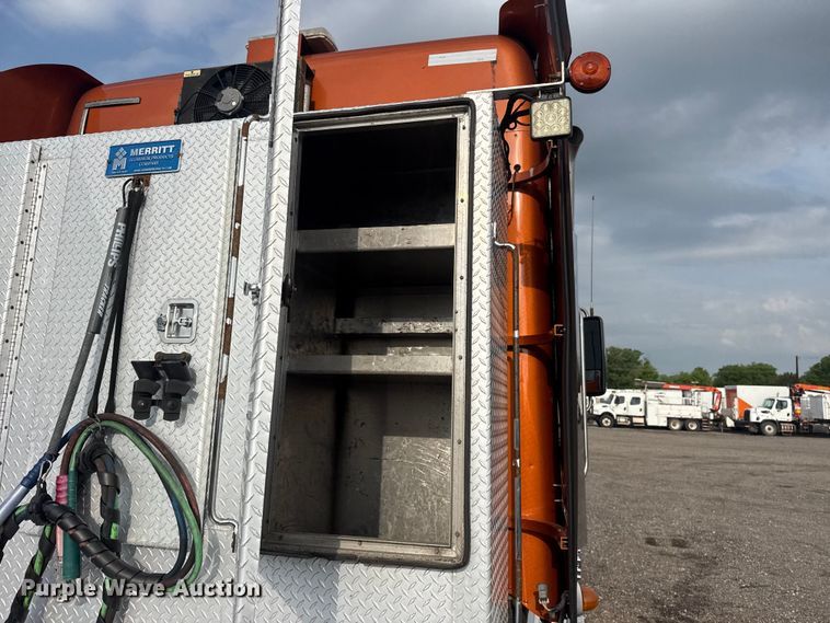 image for item EG8994 2019 Freightliner 122SD semi truck