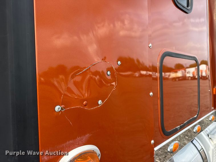 image for item EG8994 2019 Freightliner 122SD semi truck