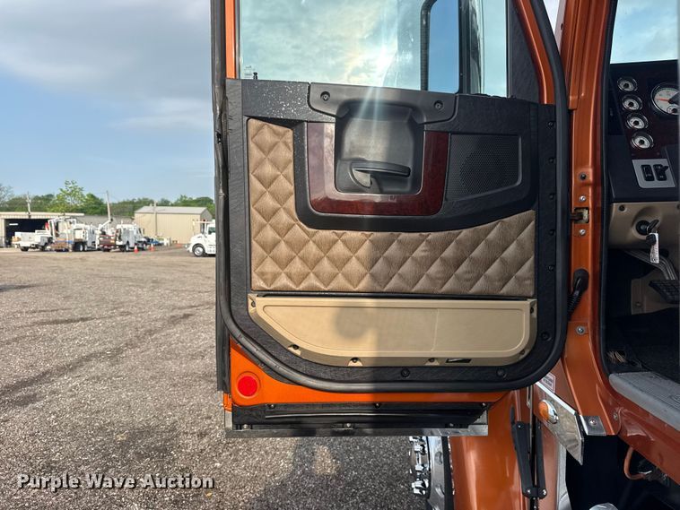image for item EG8994 2019 Freightliner 122SD semi truck