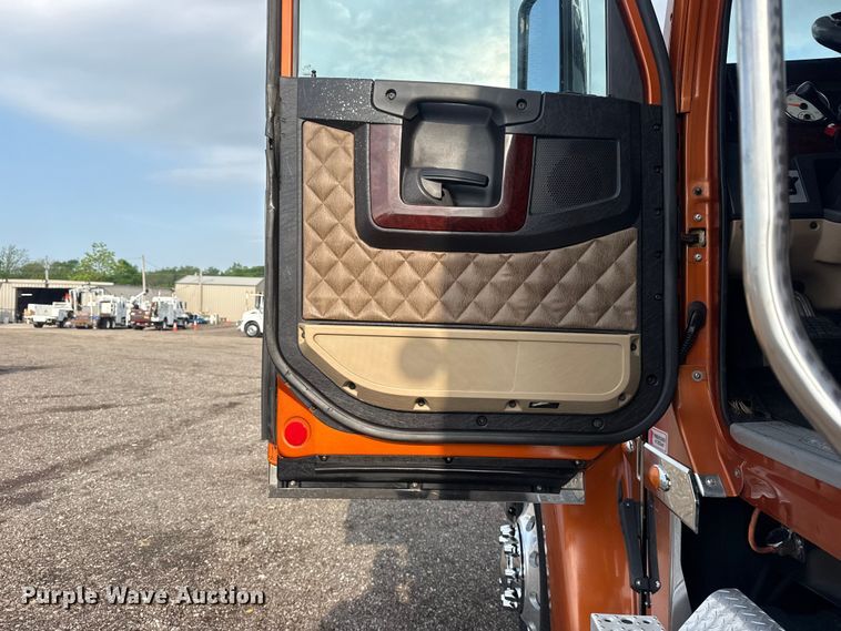 image for item EG8994 2019 Freightliner 122SD semi truck