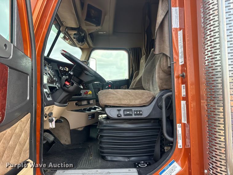 image for item EG8994 2019 Freightliner 122SD semi truck