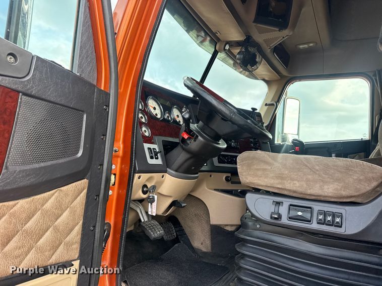 image for item EG8994 2019 Freightliner 122SD semi truck