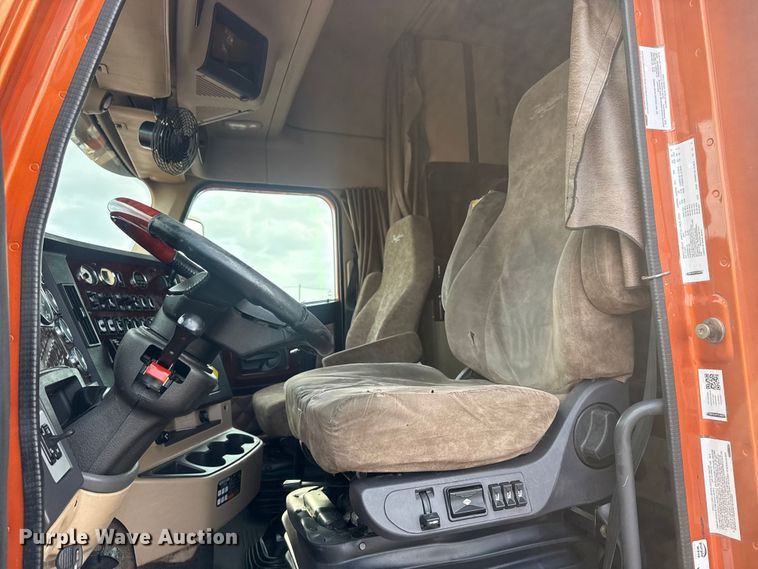 image for item EG8994 2019 Freightliner 122SD semi truck