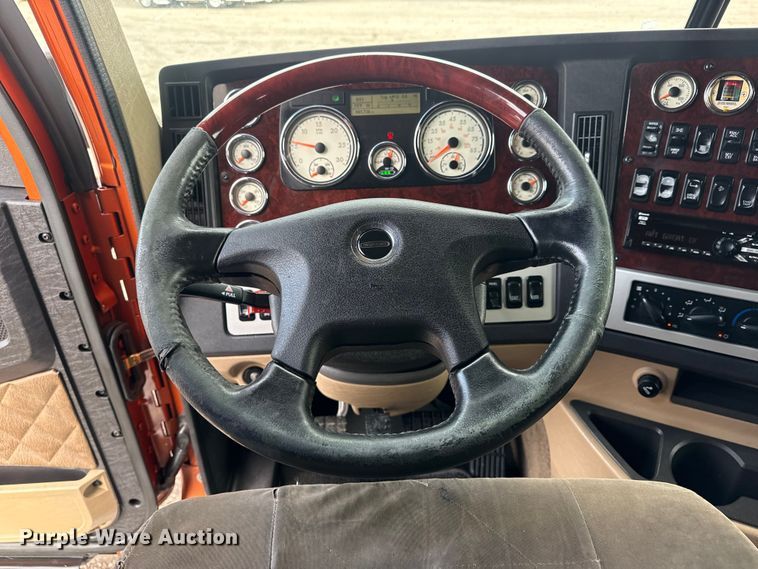 image for item EG8994 2019 Freightliner 122SD semi truck