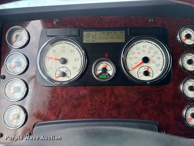 image for item EG8994 2019 Freightliner 122SD semi truck
