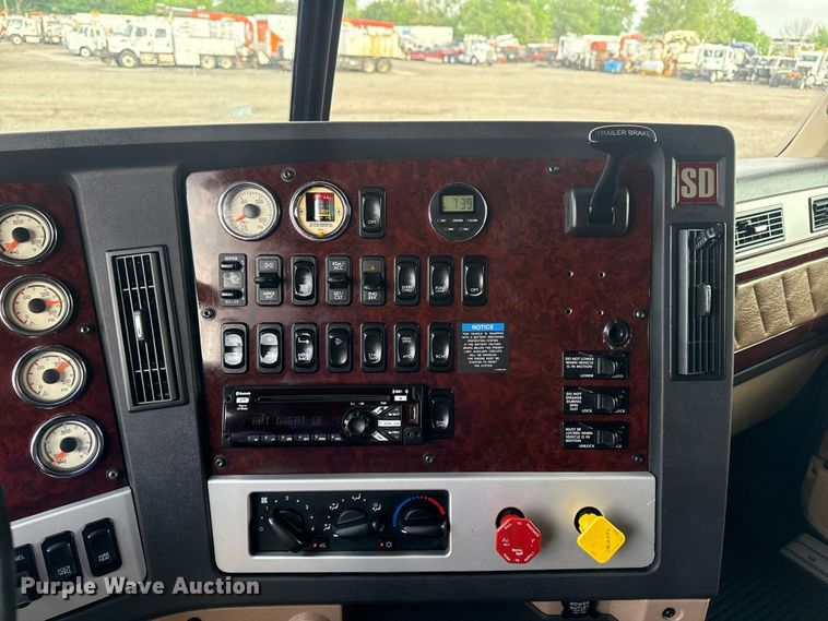 image for item EG8994 2019 Freightliner 122SD semi truck