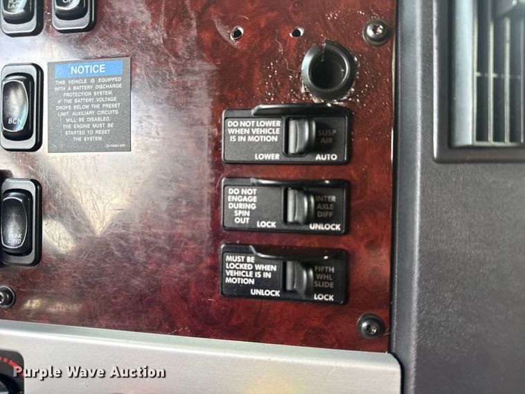 image for item EG8994 2019 Freightliner 122SD semi truck