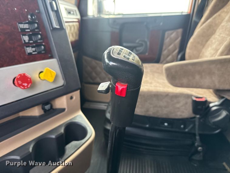 image for item EG8994 2019 Freightliner 122SD semi truck