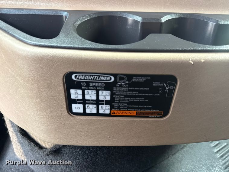 image for item EG8994 2019 Freightliner 122SD semi truck