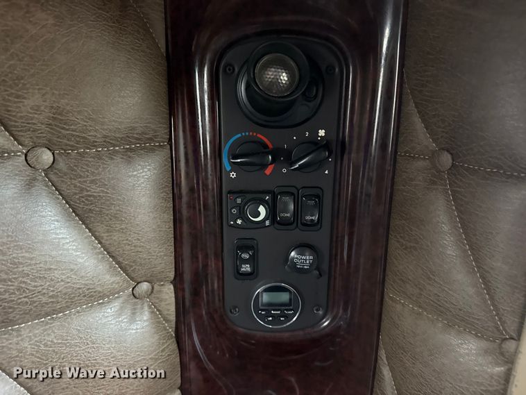 image for item EG8994 2019 Freightliner 122SD semi truck